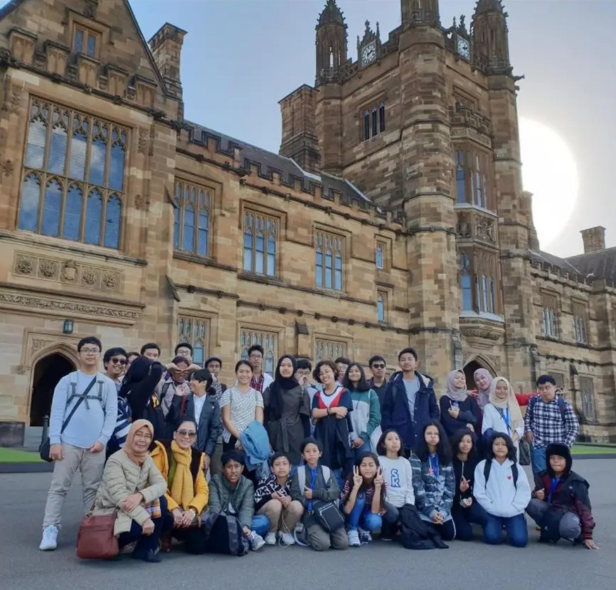 GSTI student immersion group at the University of Sydney Quadrangle
